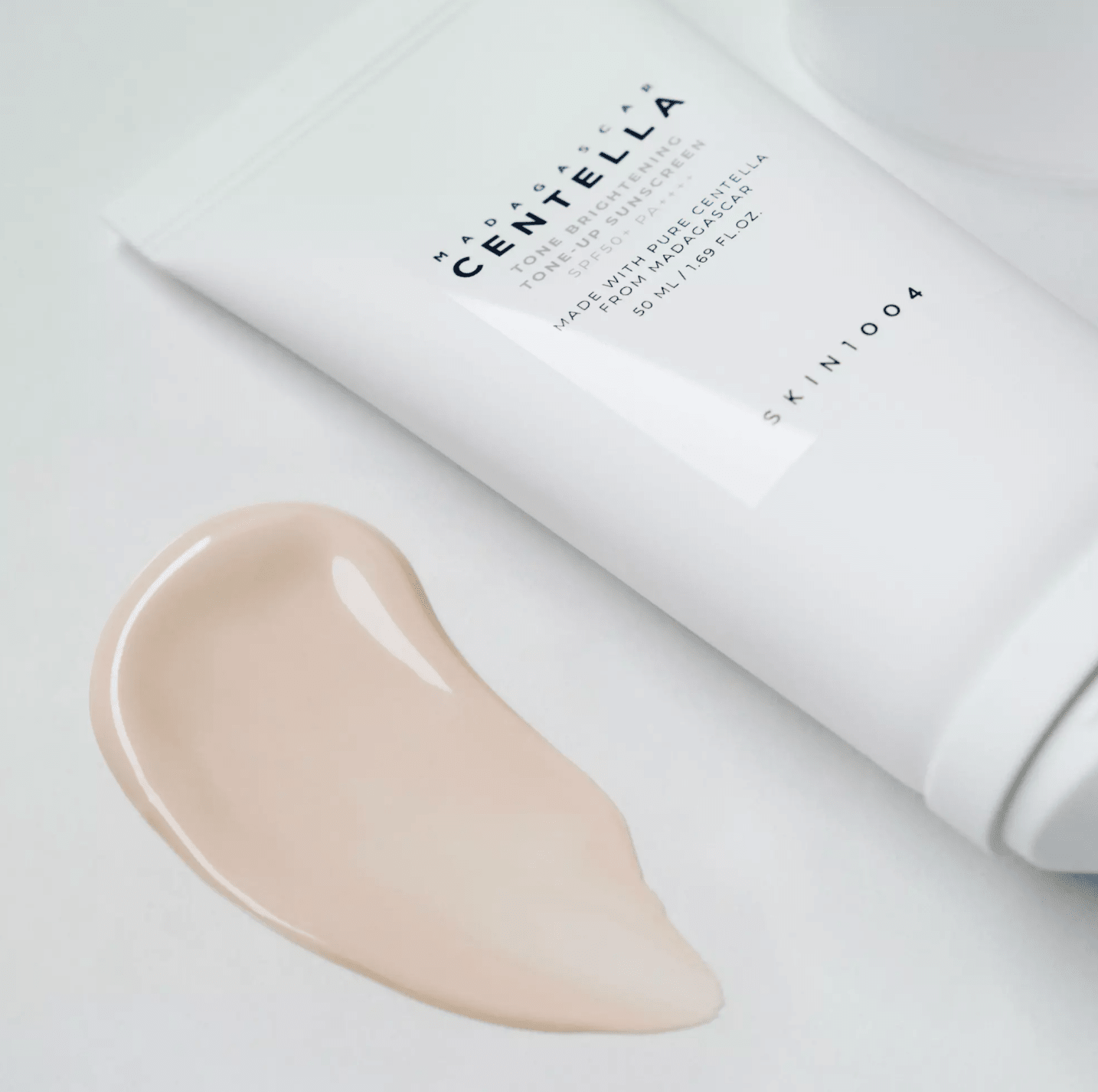 SKIN1004 - Madagascar Centella Tone Brightening Tone - Up Sunscreen - Rozświetlający Krem Ochronny - 50ml - GLOW+CARE
